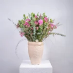 Seramik Vazo İçerisinde Pembe Lisyantus, Okaliptus Dallarından Oluşan Aranjman