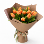 Işıltılı turuncu lale buketi.