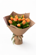Işıltılı turuncu lale buketi.